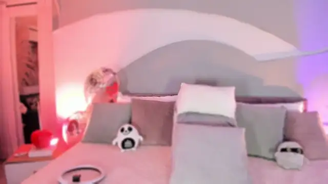 Nicolle W online show from October 21, 2025, 11:55 am