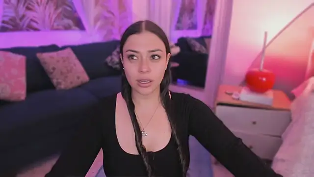 Nicolle W online show from November 28, 2025, 11:57 am