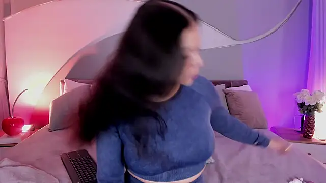 Nicolle W online show from April 21, 2026, 11:49 am