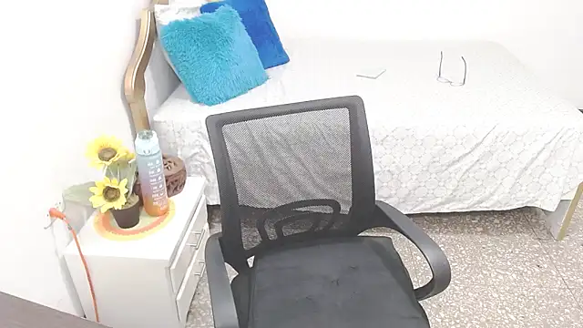 emiliaa hot online show from December 8, 2024, 12:18 am