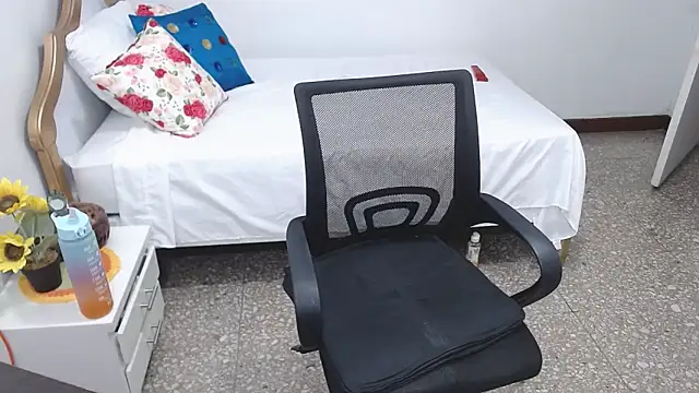 emiliaa hot online show from December 22, 2024, 8:25 pm