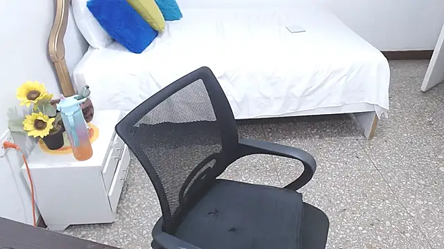 emiliaa hot online show from February 3, 2025, 8:35 pm