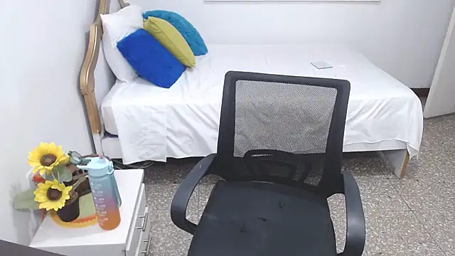 emiliaa hot online show from February 8, 2025, 10:19 pm