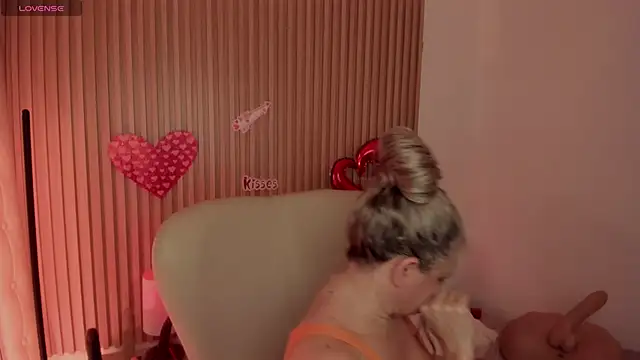 Snapshot of MarianL0ve chatting on February 16, 2025, 10:54 am MarianL0ve online show from February 16, 2025, 10:54 am