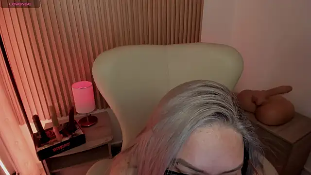 Snapshot of MarianL0ve chatting on February 28, 2025, 5:04 pm MarianL0ve online show from February 28, 2025, 5:04 pm