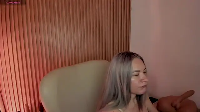 Snapshot of MarianL0ve chatting on March 1, 2025, 10:55 am MarianL0ve online show from March 1, 2025, 10:55 am