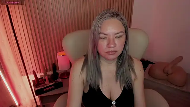 Snapshot of MarianL0ve chatting on March 4, 2025, 10:57 am MarianL0ve online show from March 4, 2025, 10:57 am