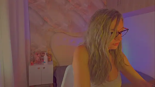 Snapshot of MarianL0ve chatting on September 10, 2025, 10:59 am MarianL0ve online show from September 10, 2025, 10:59 am