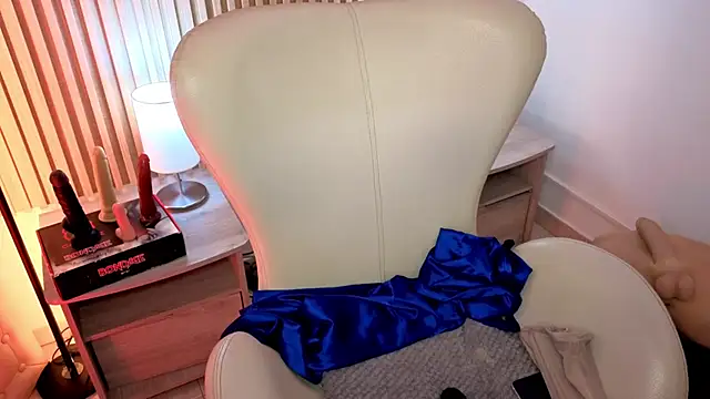 Snapshot of MarianL0ve chatting on October 4, 2025, 10:46 am MarianL0ve online show from October 4, 2025, 10:46 am