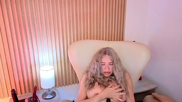 Snapshot of MarianL0ve chatting on October 14, 2025, 10:49 am MarianL0ve online show from October 14, 2025, 10:49 am