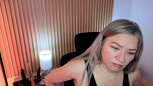 Snapshot of MarianL0ve chatting on November 2, 2025, 11:23 am MarianL0ve online show from November 2, 2025, 11:23 am