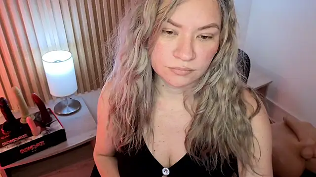 Snapshot of MarianL0ve chatting on November 13, 2025, 10:58 am MarianL0ve online show from November 13, 2025, 10:58 am