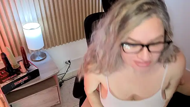 Snapshot of MarianL0ve chatting on November 15, 2025, 12:13 pm MarianL0ve online show from November 15, 2025, 12:13 pm