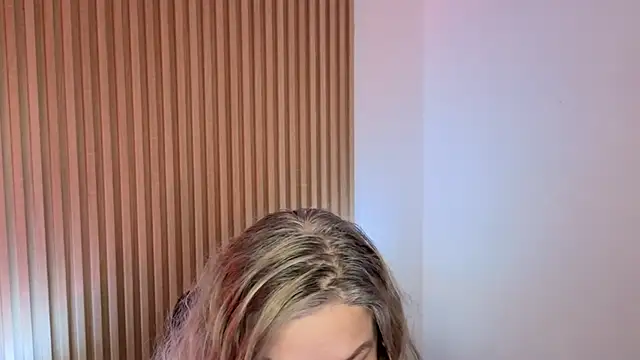 Snapshot of MarianL0ve chatting on November 20, 2025, 10:37 am MarianL0ve online show from November 20, 2025, 10:37 am