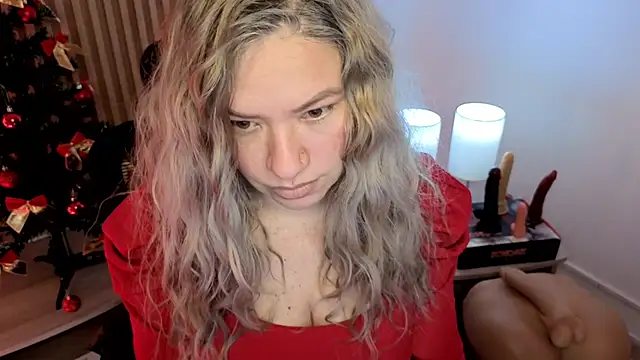 Snapshot of MarianL0ve chatting on December 2, 2025, 10:20 am MarianL0ve online show from December 2, 2025, 10:20 am