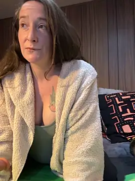 Mini And The Bear online show from February 7, 2026, 7:50 pm