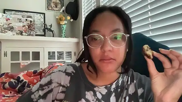 dreamyriri online show from April 18, 2026, 1:59 pm