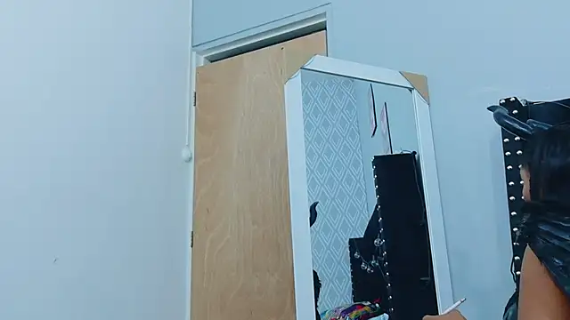 colombiamommy online show from October 31, 2025, 12:39 pm