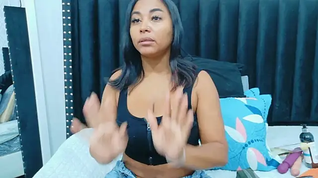 Snapshot of colombiamommy chatting on April 21, 2026, 12:22 pm colombiamommy online show from April 21, 2026, 12:22 pm