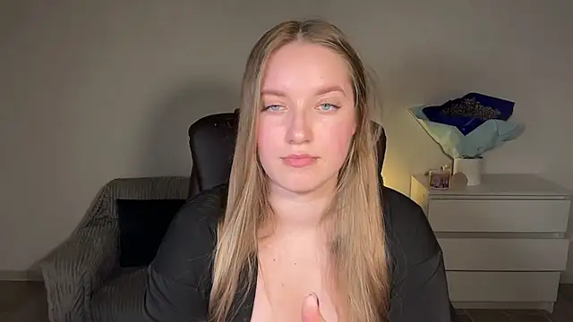 EvaMaddison online show from April 18, 2026, 7:29 pm