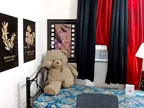Snapshot of UrhotGoddess chatting on June 18, 2026, 12:11 am UrhotGoddess online show from June 18, 2026, 12:11 am
