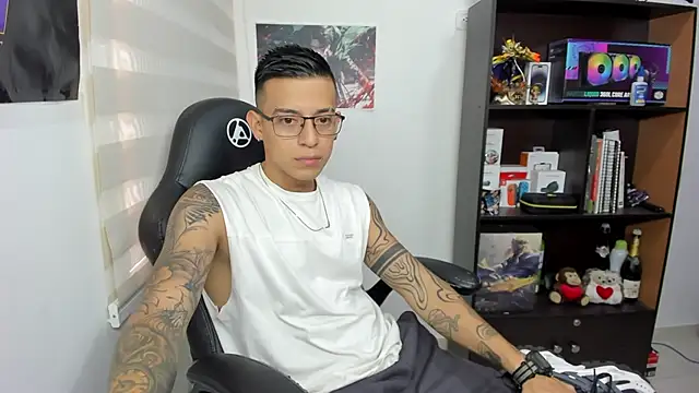 Snapshot of SIXXTOLOVE18 chatting on March 4, 2025, 2:32 pm SIXXTOLOVE18 online show from March 4, 2025, 2:32 pm