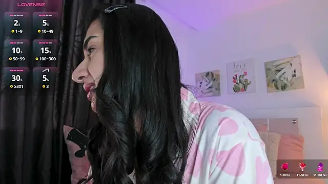 annadu011 online show from November 21, 2025, 1:43 pm