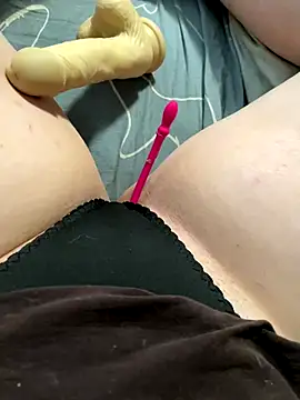 Snapshot of katcclovea chatting on November 3, 2025, 4:36 am katcclovea online show from November 3, 2025, 4:36 am