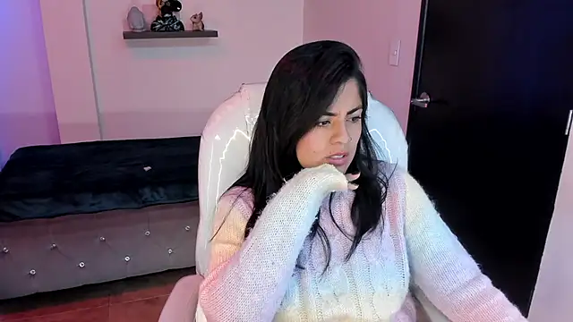 Snapshot of Catalinaa_martinez chatting on February 26, 2025, 12:16 am Catalinaa martinez online show from February 26, 2025, 12:16 am