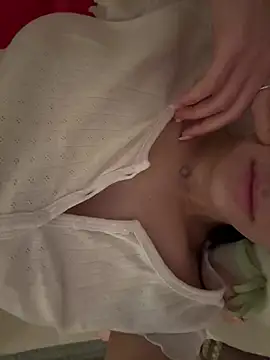 Prettylilgirll online show from April 19, 2026, 6:43 pm