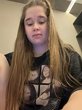 Snapshot of HornyGirlH chatting on July 7, 2026, 12:35 am HornyGirlH online show from July 7, 2026, 12:35 am