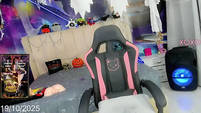 Snapshot of Nella_Dolls chatting on October 19, 2025, 8:42 pm Nella Dolls online show from October 19, 2025, 8:42 pm