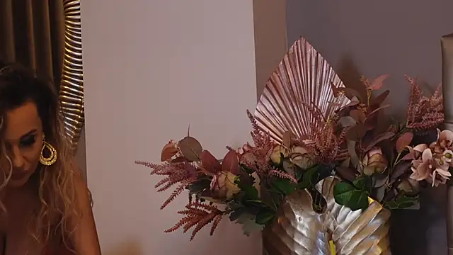 Snapshot of SharonStarr chatting on December 4, 2024, 12:41 am SharonStarr online show from December 4, 2024, 12:41 am