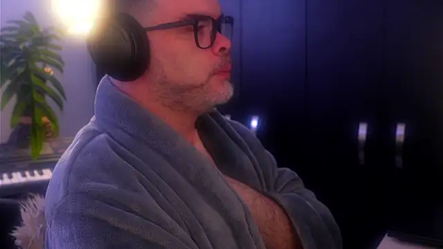 Snapshot of Sanders_White chatting on September 15, 2025, 1:44 pm Sanders White online show from September 15, 2025, 1:44 pm