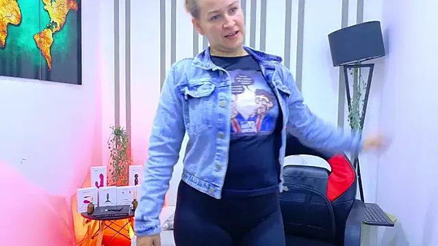 Britney taylor  online show from December 15, 2025, 9:08 pm