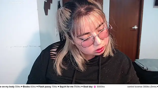 Snapshot of yini_angel chatting on May 23, 2026, 3:01 am yini angel online show from May 23, 2026, 3:01 am