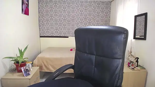 EvaFoxter online show from April 15, 2026, 3:52 pm