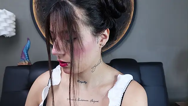 miss sharlotte18 online show from April 6, 2026, 6:09 pm