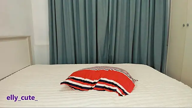 Snapshot of Elly_Cute chatting on March 3, 2026, 10:37 pm Elly Cute online show from March 3, 2026, 10:37 pm