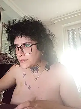 Snapshot of callmelouve chatting on October 9, 2025, 12:14 pm callmelouve online show from October 9, 2025, 12:14 pm