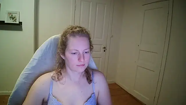 Girlnina-1995 online show from December 1, 2025, 9:53 pm