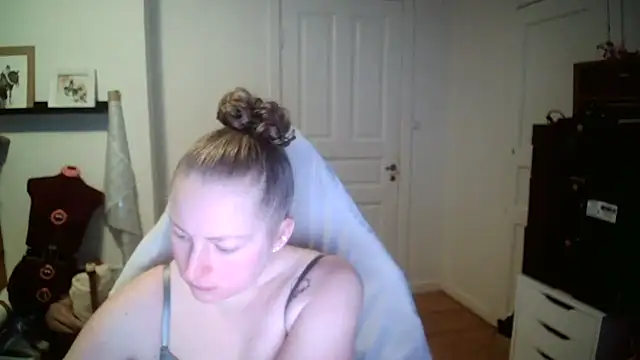 Girlnina-1995 online show from January 7, 2026, 9:56 am