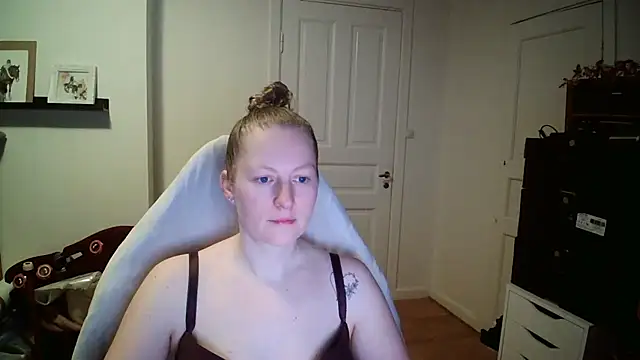 Girlnina-1995 online show from February 4, 2026, 7:25 am