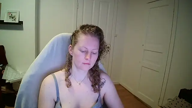 Girlnina-1995 online show from March 11, 2026, 9:37 am