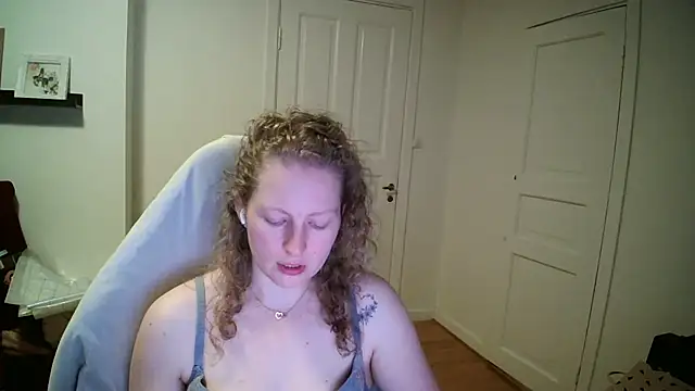 Girlnina-1995 online show from March 11, 2026, 9:54 pm