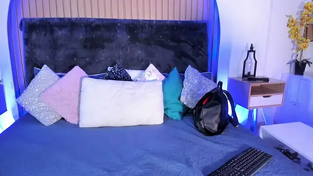 Karlagonzales  online show from April 17, 2026, 8:56 pm