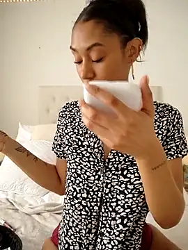 Leaberry online show from September 23, 2025, 8:56 pm