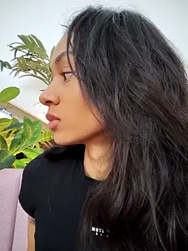 Leaberry online show from November 2, 2025, 5:37 pm