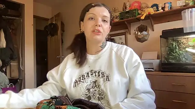 Snapshot of SweetMaisie chatting on February 6, 2026, 12:59 am SweetMaisie online show from February 6, 2026, 12:59 am