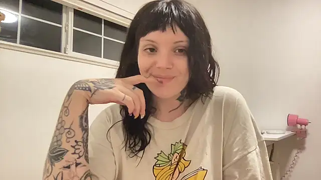 Snapshot of SweetMaisie chatting on July 11, 2026, 5:43 am SweetMaisie online show from July 11, 2026, 5:43 am